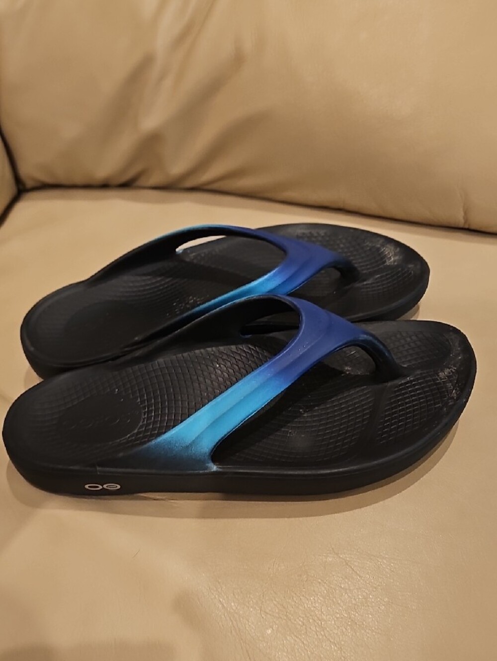 OOFOS Women's Black Flip Flop Sandals with Blue Gradient Straps - Picture 4 of 6
